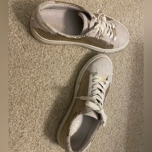 J/Slides sneakers size 7.5. Metallic white silver tie